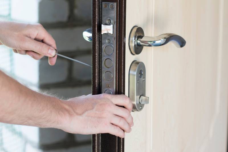 Partez en vacances l'esprit tranquille avec l'installation d'une porte d'entrée blindée à Lyon